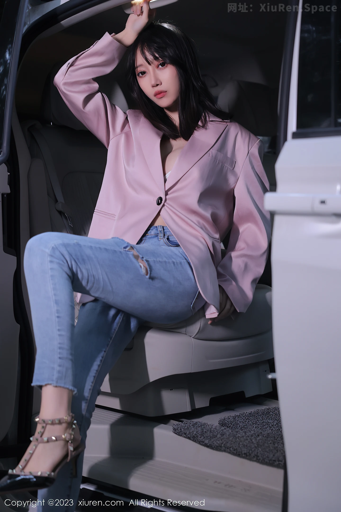 图片[6]-[XiuRen秀人网]2023.03.03 VOL.6355 玥儿玥er 粉色外套与紧身牛仔裤加白色内衣性感私房写真集-秀人网官方网站